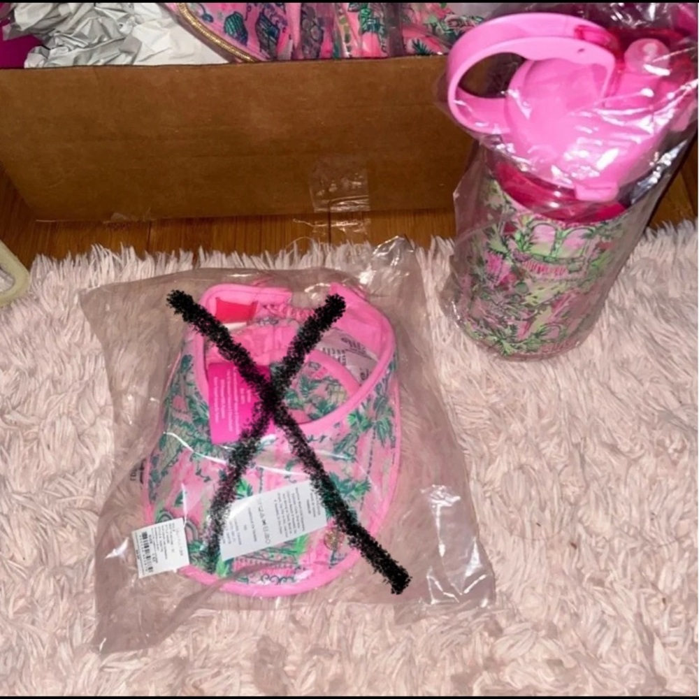 BNIP Lilly Pulitzer GWP- XL Water Bottle & Carrying Strap - Picture 5 of 10